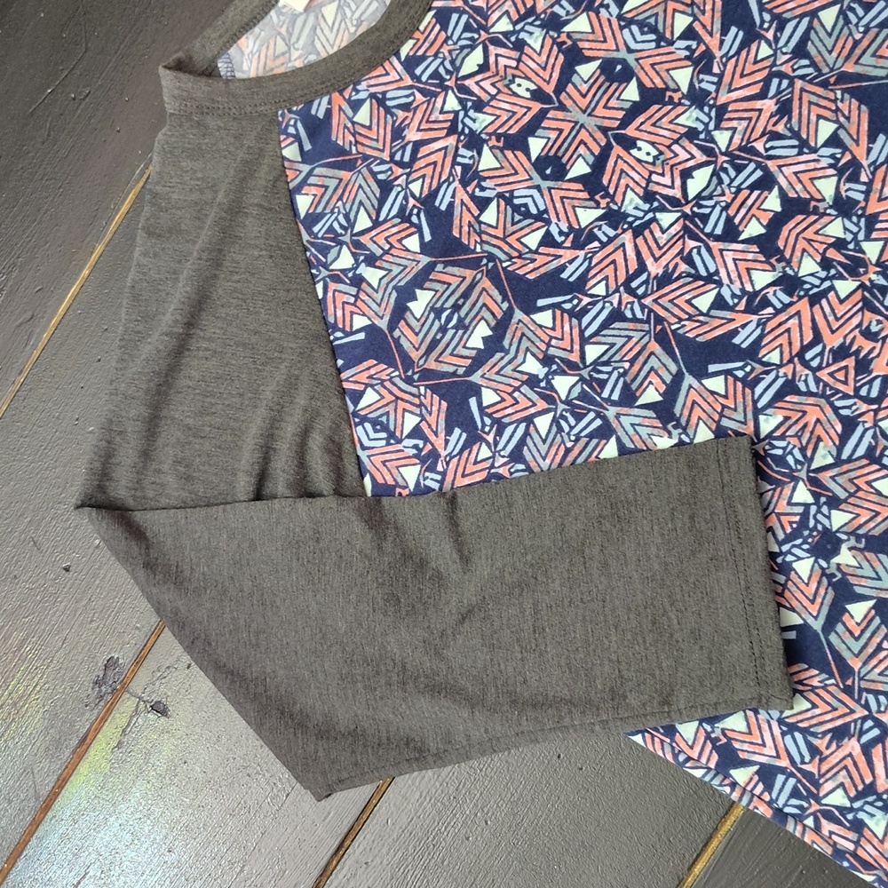LulaRoe Randy Geometric Pattern Raglan Sleeve Top - Picture 3 of 15